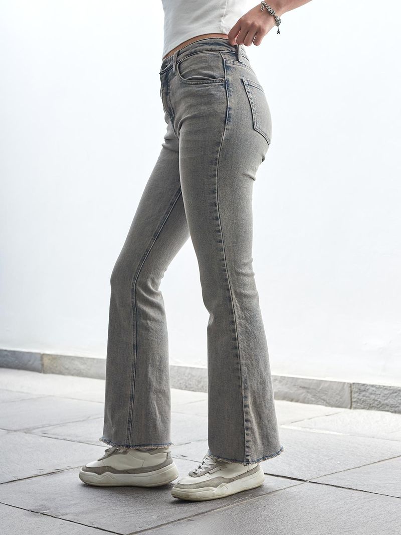 Jeans kick flare con bajo desflecado sale